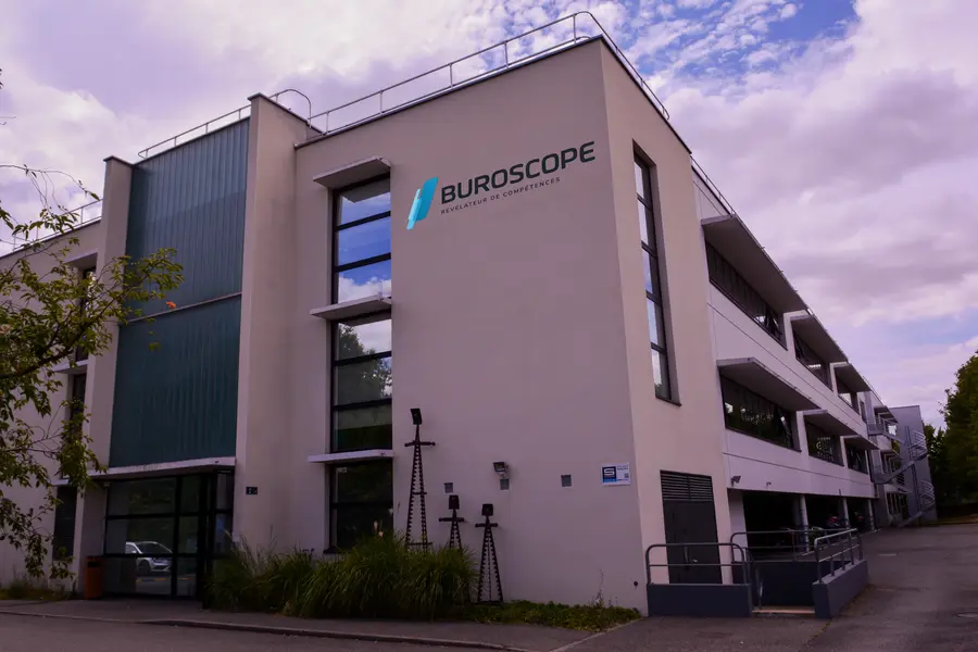 Photo de la face avant des locaux de Buroscope sur laquelle le logo de l'organisme a Ã©tÃ© ajoutÃ©